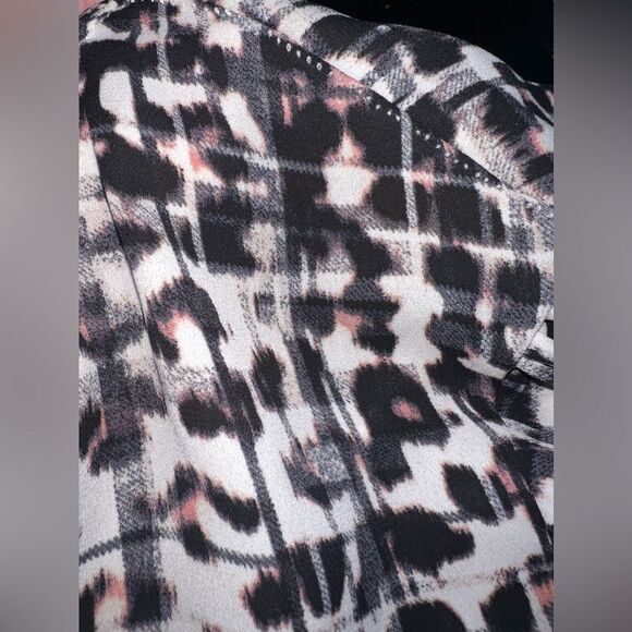TORRID Georgette Keyhole Flutter Sleeve Blouse in Leopard Print Size 4 EUC - Picture 8 of 11